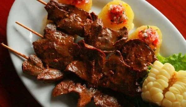 5. Anticuchos: Um lanche típico e saboroso