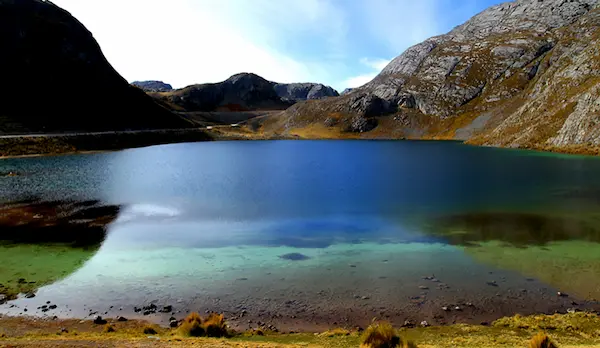 lago 7 cores turismo natureza paisagens coloridas América do Sul Peru viagens